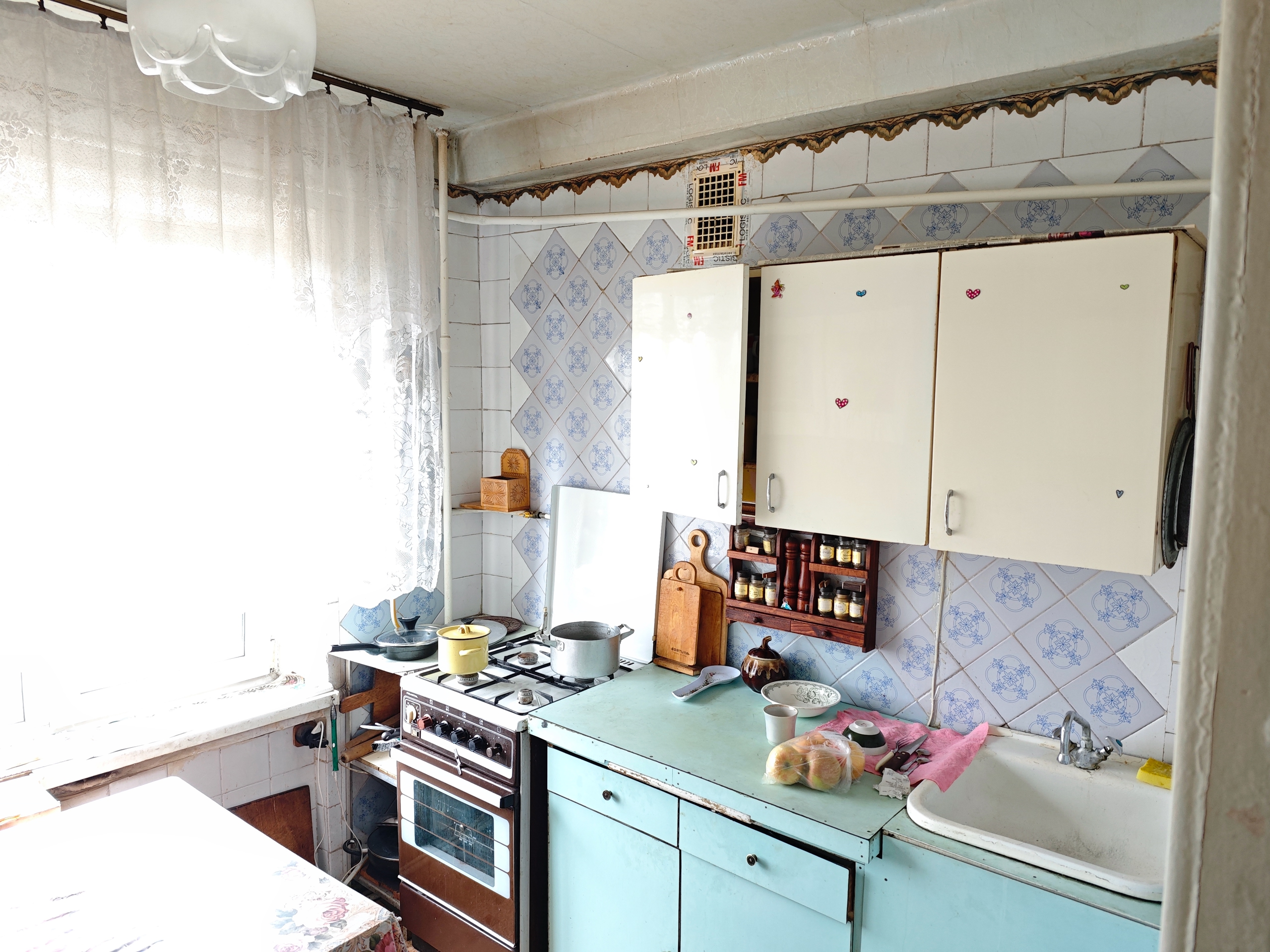 Продается в Брянке, микрорайон-4. Продается 3-х комнатная квартира. 9-ти этажный дом. 3-й этаж. Лифт работает. Дверь в подъезд - с кодовым замком. Изолированный тамбур на 2 квартиры. Соседи - не живут. Хорошая планировка, выход комнат - на обе стороны дома. Два балкона, оба застекленены. Автономное газовое от...