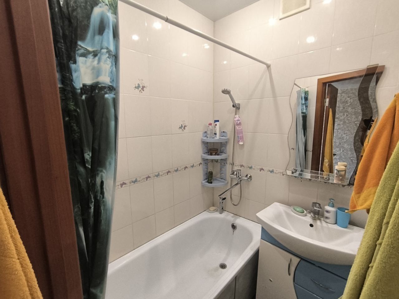 🏡 Продам 3-комнатную квартиру с автономным отоплением на кв. 50 лет Октября Ищете тёплую и уютную квартиру с готовым ремонтом? Отличный вариант для комфортной жизни! 📍 Кв. 50 лет Октября, 5 этаж из 5 📐 Общая площадь — 53 м² 🔥 Автономное отопление 🪟 Окна и балкон — металлопластиковые, балкон застеклён 🛋 Космет...