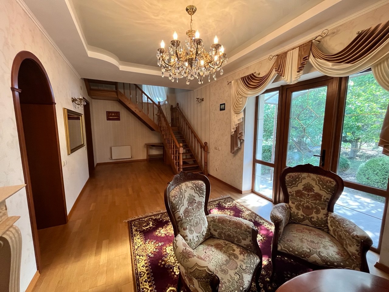 Продам 2-х этажный дом (133кв. м.), в г. Луганск, пер. 1 Мая, р- н ост. Чапаева. 🌏 11 соток земли (приват) 🏊 Место под бассейн 🛖 Летняя кухня 🌲 Декоративные растения 🛏 3 изолированные и 2 проходные комнаты 🚽 2 санузла 🍽 Кухня со всей необходимой мебелью техникой ☕️ Веранда 🚗 Отдельно стоящий гараж на 2 микроа...