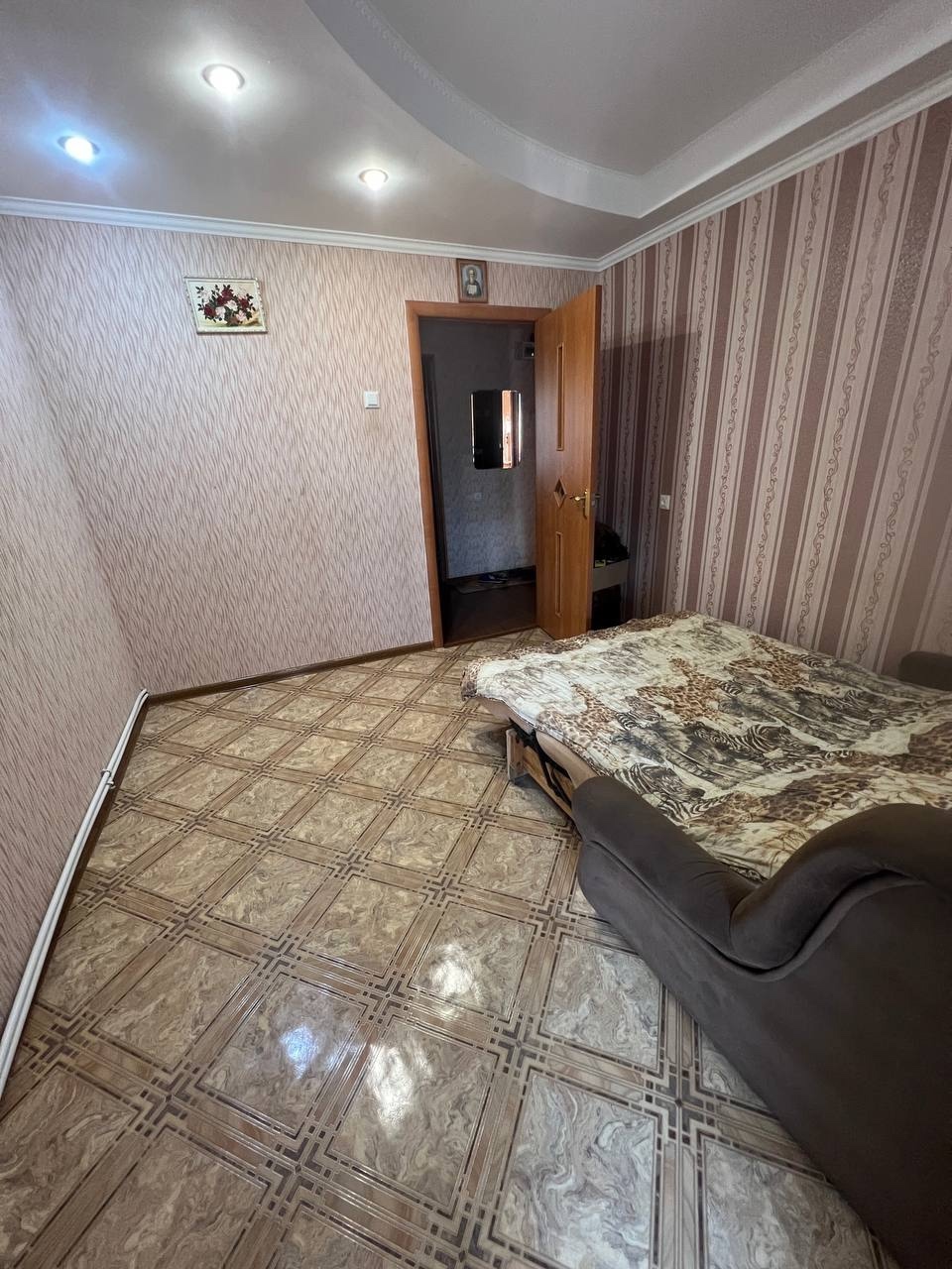 Продается 2- комнатная квартира 54 м2, 5 эт/5 этажного дома г. Красный Луч м- н 4, д.3. Жилая площадь 27,90 м2. Кухня 8,50м2. Индивидуальное отопление Окна и балкон м/ пластиковые. Тёплый водяной пол в ванной. Кондиционер в зале. Накопительный бак для воды на 500 литров и бойлер. Крыша после капитального ремо...