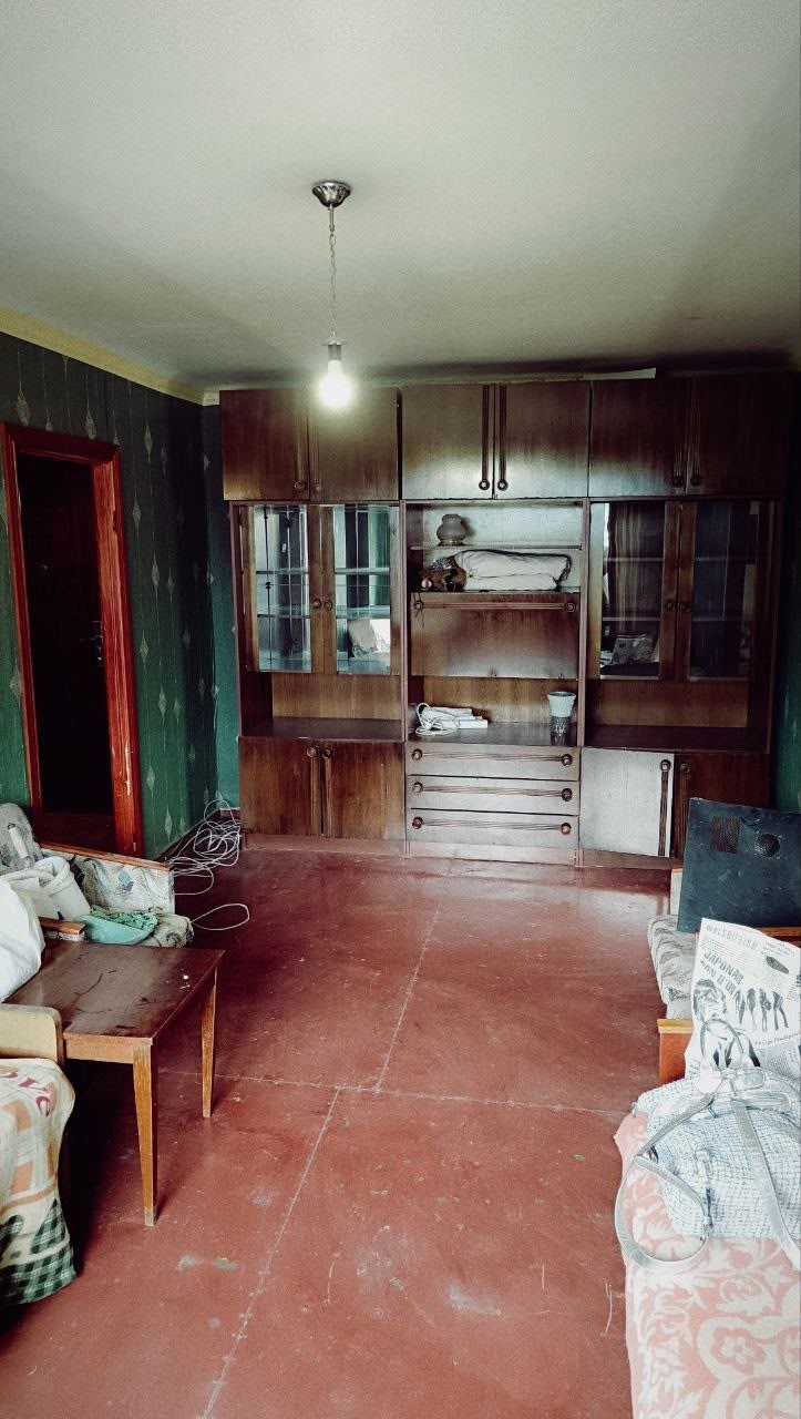 Продам 2 комнатную квартиру, Г. Луганск, Жовтневый район, кв. Молодёжный 3/5. Квартира под ремонт, Металлопластиковые окна, трубы отопления и водоснабжения, канализации, частично поменяна проводка, расположение дома удачное, на данный момент идёт ремонт крыши, планируется ремонт в подъезде. В пешей доступност...