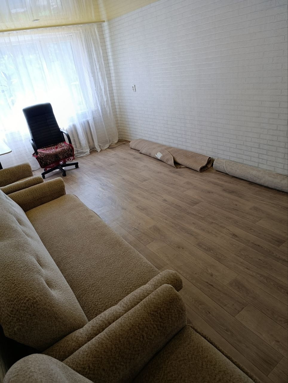 Продам 2-комнатную квартиру г. Антрацит, ул. Петраковского,15. 2эт/5этажного , общ.пл. 50.8 кв.м, кухня 9.1 кв.м. Улучшенной планировки. Ухоженная, с хорошим ремонтом. Новая мебель остаётся, бак на 1000 л, бойлер. Сан/узел раздельный. Балкон застеклён, (деревянная рамма). Но! Имеется новый, панорамный балконн...