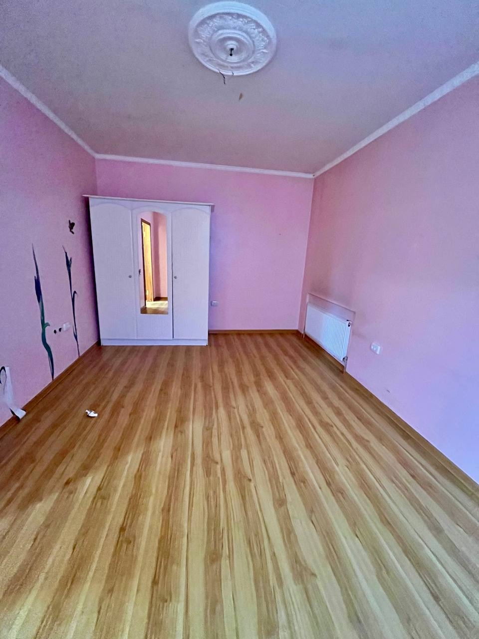 Продам дом 🏠 в центре Станицы Луганской. Общая площадь 100 м2. Площадь участка 25 соток. В доме 3 большие комнаты , огромный санузел, большая кухня. Дом мергель обложен красным кирпичом, сверху нанесена шуба, очень теплый. Окна м/п, кондиционер, столярка дубовая, ламинат, натяжные потолки, 2 котла газ и тверд...